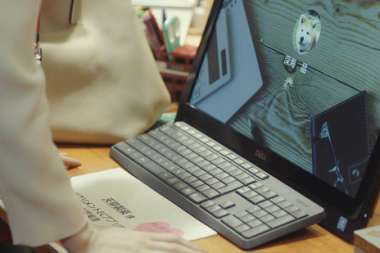 就算你美成新垣结衣 也得整理办公桌啊!