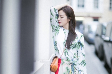 赵薇瘦出蚂蚁腰，就连生图都让人挑不出错！