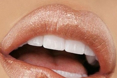 BlingBling的金属妆容让你在Party上更耀眼