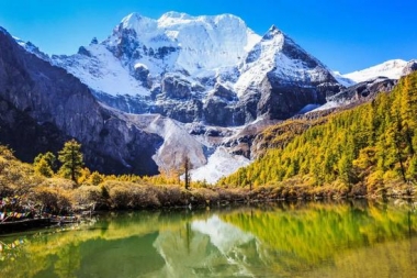最近爆红的不止青海 还有这个20℃的雪山王国