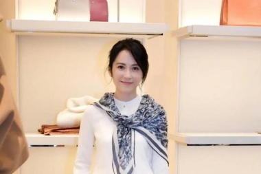 白衬衫搭配长裤不同年龄段搭配出不同的味道