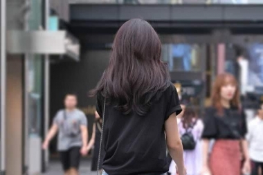 上衣塞进裤子里,露出纤细的腰,也造就了一双大长腿