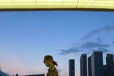 迪丽热巴晒美照 戴渔夫帽穿碎花长裙腰肢纤细