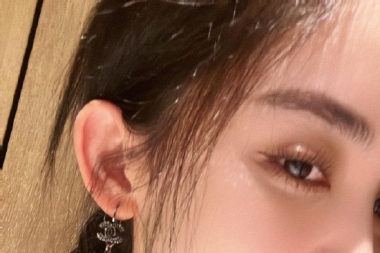 古力娜扎晒私藏自拍照 五官精致肤白貌美