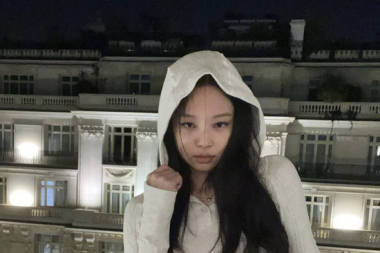 超火辣！Jennie中空吊带背心美出天际，BLACKPINK也将回归？