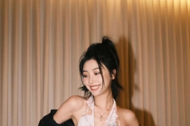 夏天到了，快学易梦玲用高级性感美得大大方方