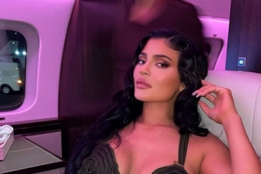 Kylie Jenner零下依旧穿比基尼泡温泉，果然辣妹没有冬天？