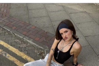 一件千禧感满满的夏日单品，让你秒变时髦精